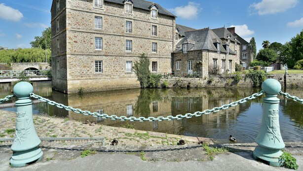 A stone building with multiple windows and a water body in front. - Duplex Plancoët - Pour 4p, à 15 min de la plage (Créhen)