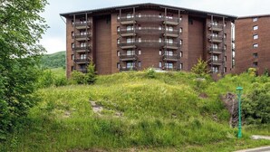 A multi-story building with balconies, surrounded by greenery. - Le Nid des 3 Sommets - Proche station de ski (Villarembert)
