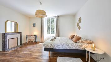 5 bedrooms, iron/ironing board, free WiFi, bed sheets
