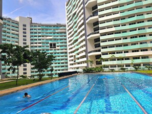 2 açık yüzme havuzu, havuz şemsiyeleri, şezlonglar