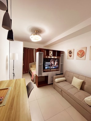 Standard Studio Suite, Garden View | Living area