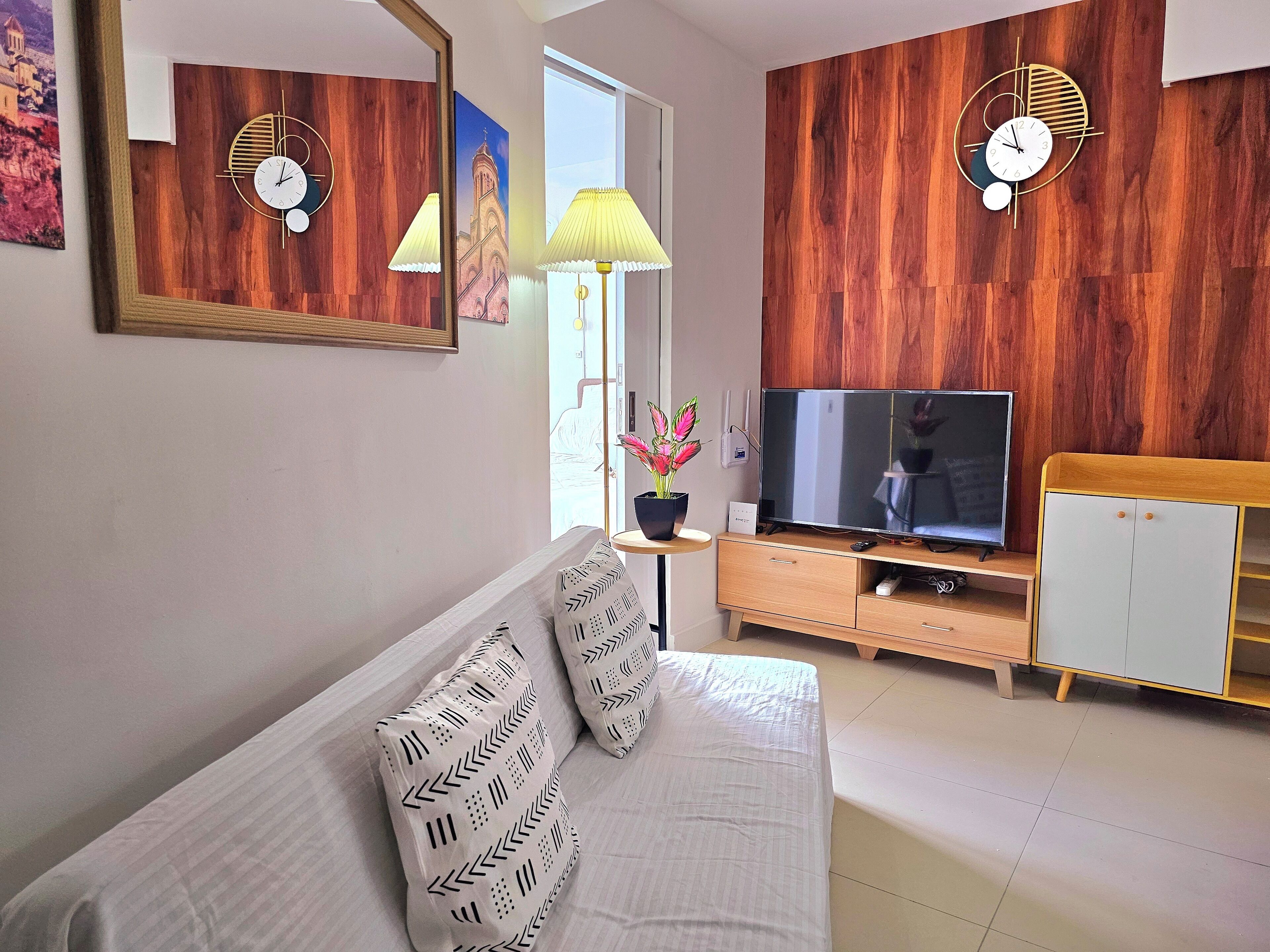 Apartamento Deluxe, balcón, vistas a la montaña | Zona de estar | Televisión LCD de 42 pulgadas con canales digitales, Netflix