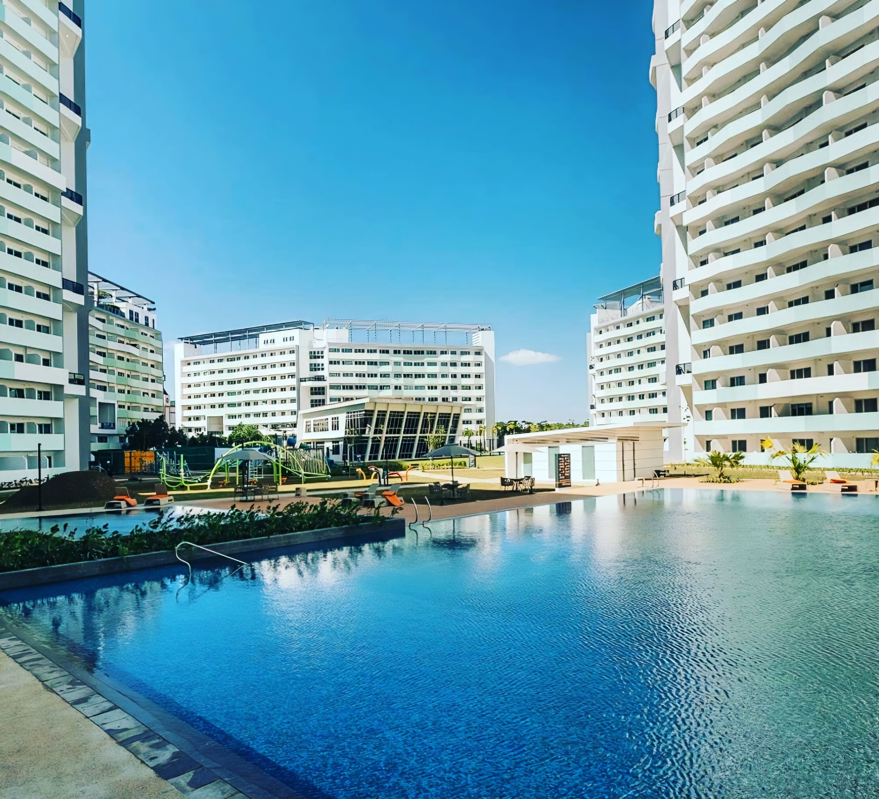 2 kolam renang outdoor, dengan payung kolam renang dan kursi berjemur