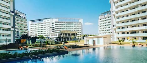 2 piscinas externas, funciona das 7h às 21h30, guarda-sóis