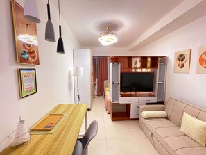 Standard-stúdíósvíta - útsýni yfir garð | Stofa | 42-tommu LCD-sjónvarp með stafrænum rásum, Netflix.