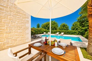 Outdoor dining - Villa Aloe - Three Bedroom Villa, Sleeps 8 (Prines)