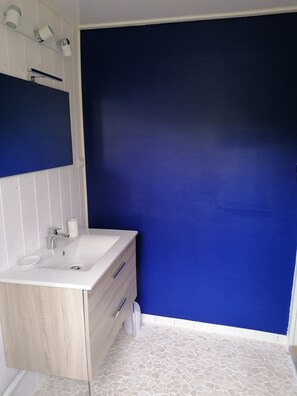 Een douche, een haardroger, handdoeken, zeep