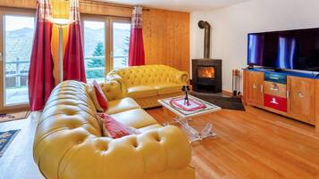 Chalet | Ruang tamu | Pendiangan