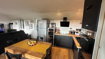 Een koelkast, een microgolfoven, een oven, een kookplaat