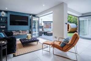 Smart-tv en een open haard