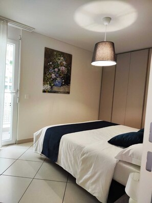 1 habitación, tabla de planchar con plancha, wifi y ropa de cama