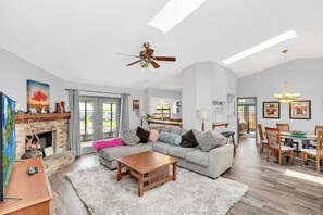 Smart TV, fireplace - Tranquil Oasis: 4BR Pool Home (Winter Park)