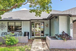 Terrace/patio - Tranquil Oasis: 4BR Pool Home (Winter Park)