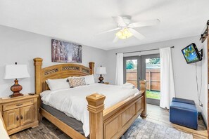 4 bedrooms, free WiFi - Tranquil Oasis: 4BR Pool Home (Winter Park)