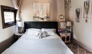 3 bedrooms, desk, iron/ironing board, travel cot