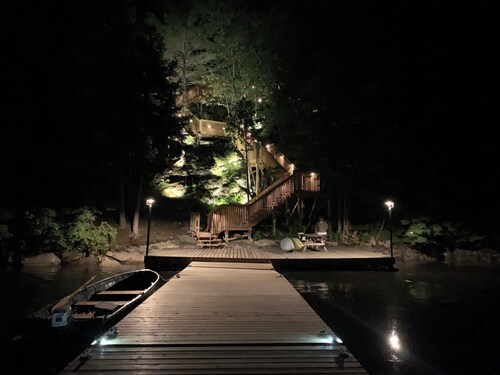 Eagles Nest Muskoka 4 season cottage with HOT TUB, SAUNA, Pickleball