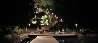 Eagles Nest Muskoka 4 season cottage with HOT TUB, SAUNA, Pickleball