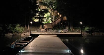 Eagles Nest Muskoka 4 season cottage with HOT TUB, SAUNA, Pickleball