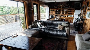 Una sala de estar acogedora con un sofá modular, una mesa de centro de madera y un tapete estampado.