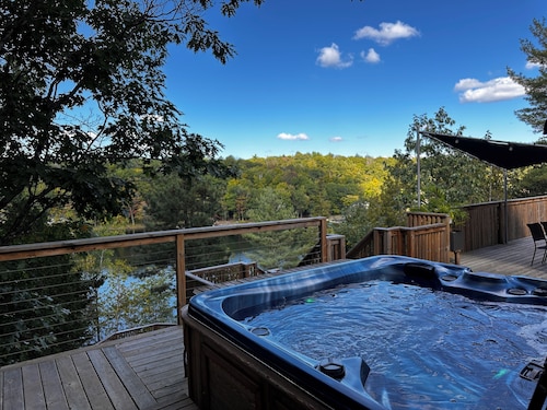 Eagles Nest Muskoka 4 season cottage with HOT TUB, SAUNA, Pickleball