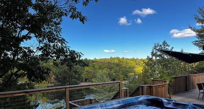 Eagles Nest Muskoka 4 season cottage with HOT TUB, SAUNA, Pickleball