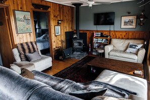 Een smart-tv en een open haard