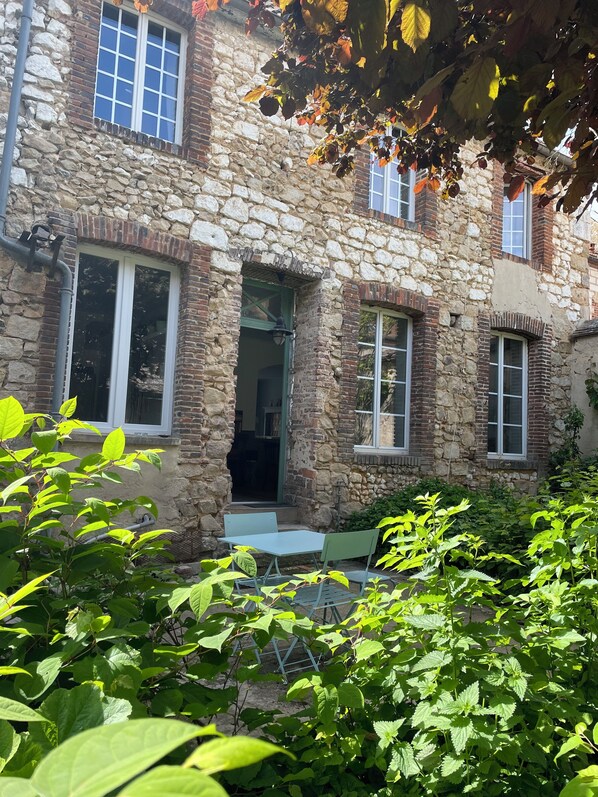 Exterior - Large village house 1H30 from Paris. Between Burgundy and Champagne. (Villeneuve-l'Archevêque)