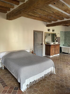 5 habitaciones, tabla de planchar con plancha, wifi y ropa de cama 