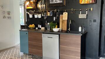 Frigorifero, microonde, forno, piano cottura