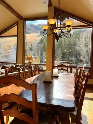 Dining - The Hemingways is a ski-in, ski-out residence located in beautiful Sun Valley (Ketchum)