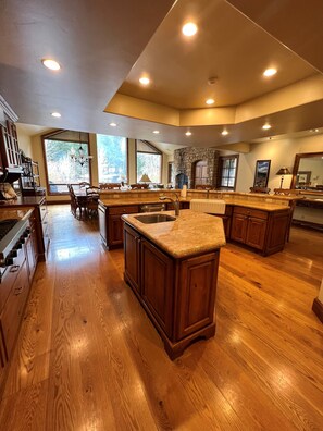 Private kitchen - The Hemingways is a ski-in, ski-out residence located in beautiful Sun Valley (Ketchum)