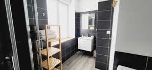 Douche, séchoir à cheveux, serviettes fournies, savon