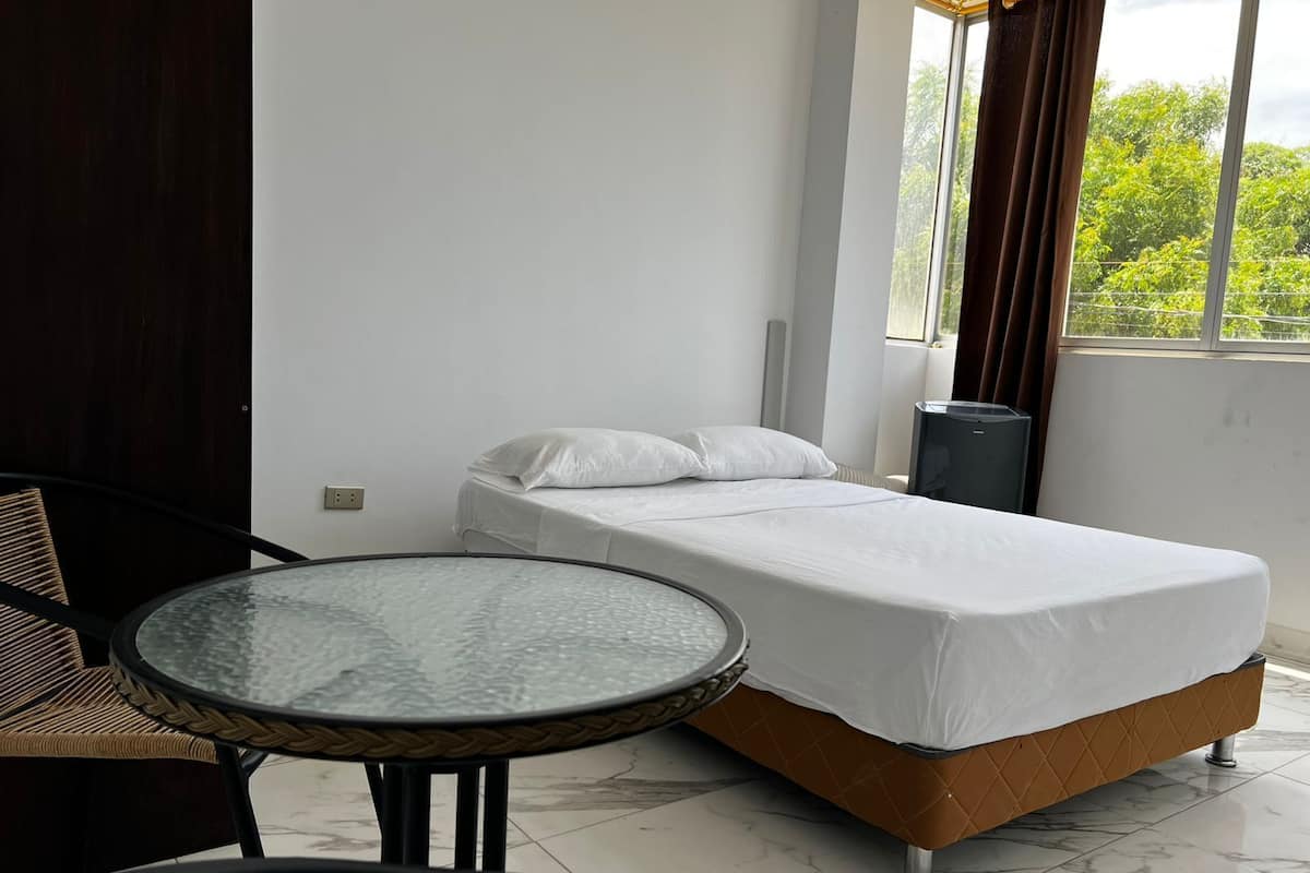 Phòng đôi tiện nghi đơn giản, 2 phòng ngủ, quang cảnh bãi biển | Khu vực làm việc phù hợp cho laptop