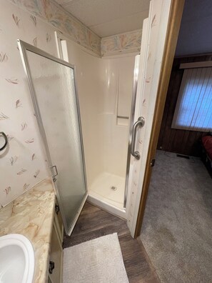 Shower, hair dryer, towels, soap - Waterview, 2Bd/2Ba, W/D, Full Kitchen, A/C, Deck, BBQ, Boat slip, Firepit, Pets (Spirit Lake)