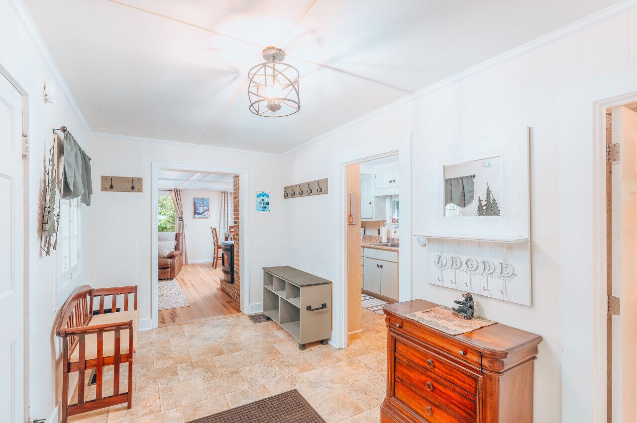 TV connectée, cheminée, livres