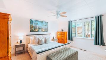 1 Schlafzimmer, Schreibtisch, Bügeleisen/Bügelbrett, Reisekinderbett