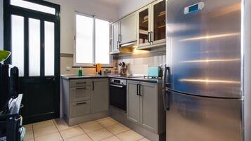 Fridge, microwave, oven, coffee/tea maker