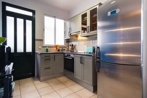 Kühlschrank, Mikrowelle, Ofen, Wasserkocher mit Kaffee-/Teezubehör