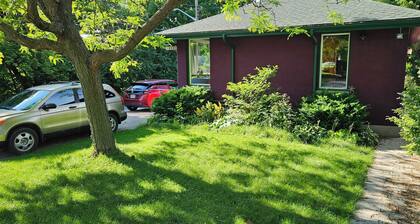 Cozy 2-bedroom apartment with AC and WiFi in enchanting Kingston
