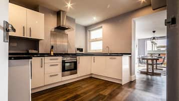 Maison | Cuisine privée | Réfrigérateur, micro-ondes, four, plaque de cuisson