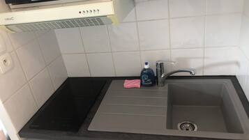 Refrigerador, parrilla de estufa, tetera eléctrica y tostadora