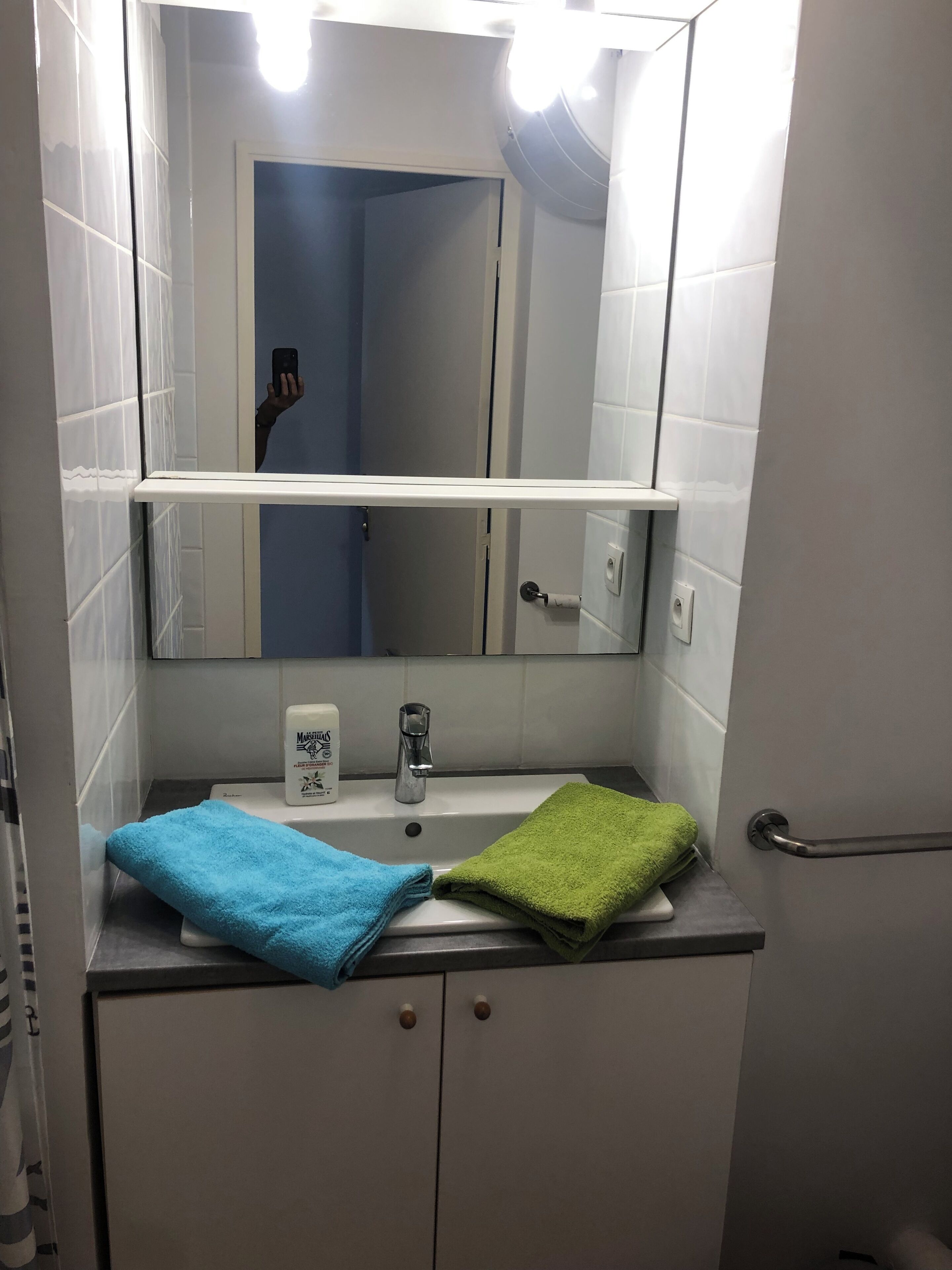 Secadora de cabello, toallas, papel de baño 