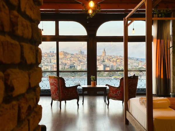 Studio Suite phong cách lãng mạn, quang cảnh biển | Bộ đồ giường cao cấp, trang trí khác biệt, bàn