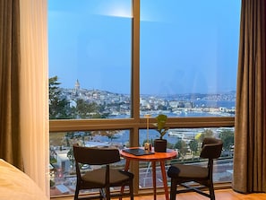 Bộ đồ giường cao cấp, trang trí khác biệt, bàn