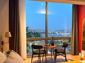 Bộ đồ giường cao cấp, trang trí khác biệt, bàn