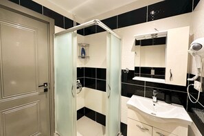 Shower, hair dryer, bathrobes, slippers - The Haliç Bosphorus (Istanbul)