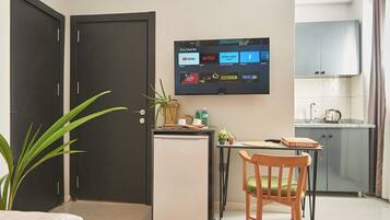 Frigobar, cafeteira/chaleira, talheres/pratos/utensílios de cozinha