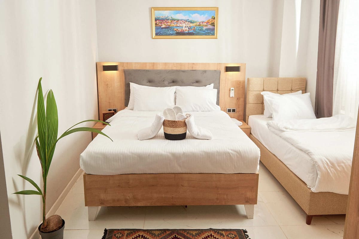 Deluxe trippelrum | Sängtillbehör av högsta kvalitet, duntäcken, minibar och skrivbord