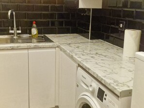 Appartement | Cuisine privée | Réfrigérateur, micro-ondes, four, plaque de cuisson