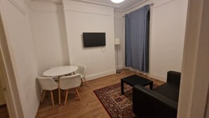 Luokittelematon kuva, 3 kautta 9, painike
